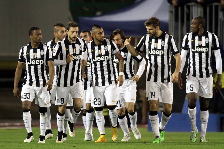 La Juventus saluta il 2014 con un tris ai danni del Cagliari. Finisce 3.1 al Sant&#39;Elia con le reti di Tevez, Vidal e Llorente. Per i rossbl accorcia Rossettini. LaPresse